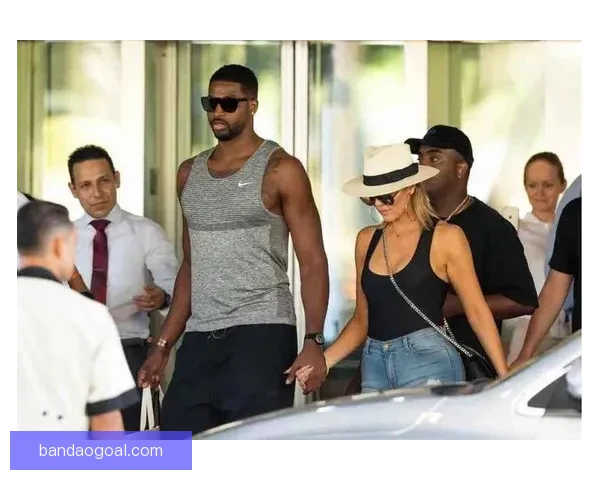 TT亲自回应卡戴珊魔咒质疑坦言不后悔与科勒恋情并与三位孩子母亲保持友好关系